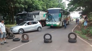 Protesto contra más condições de rodovia fecha trevo de Paranacity